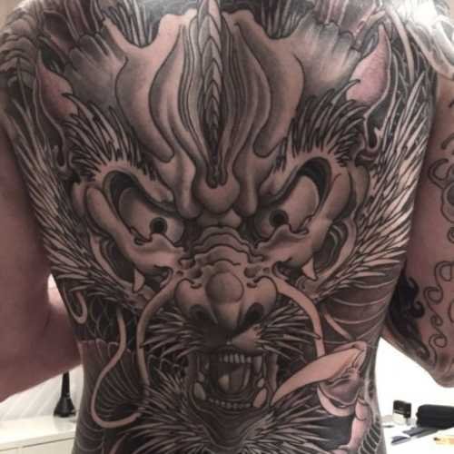 Tatouage japonais dragon noir et gris
